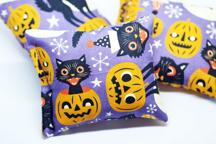 Halloweenska limitka veľký relaxačný vankúšik s kocúrnikom šťastný Halloween, Pufka