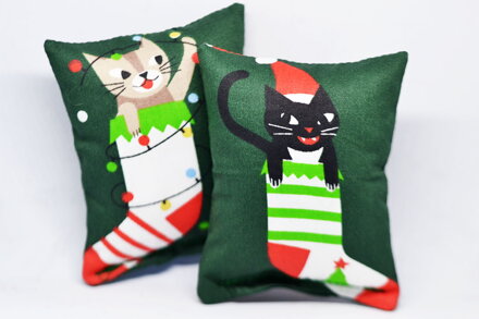 Veľký relaxačný vankúšik s kocúrnikom Vianočné mačky v ponožkách, Pufka