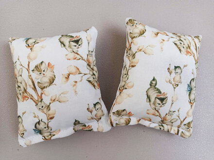 Jarná limitka veľký relaxačný vankúšik s kocúrnikom Mačiatka bahniatka, Pufka