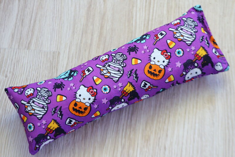Halloweenska limitka - MEGA kopací vankúšik s kocúrnikom Strašidelná Hello Kitty, Pufka Halloweenska limitka - MEGA kopací vankúšik s kocúrnikom Strašidelná Hello Kitty, Pufka