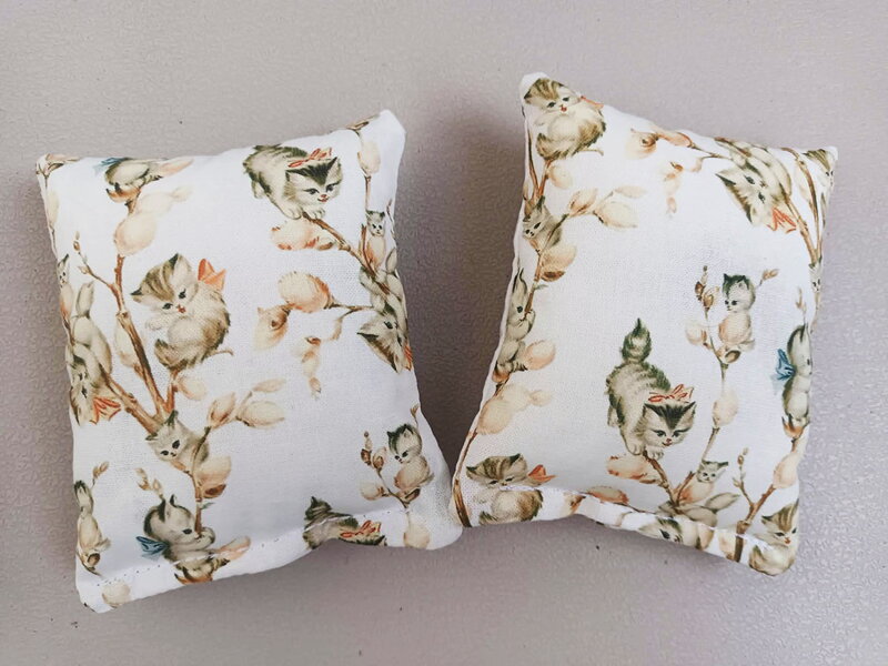 Jarná limitka veľký relaxačný vankúšik s kocúrnikom Mačiatka bahniatka, Pufka