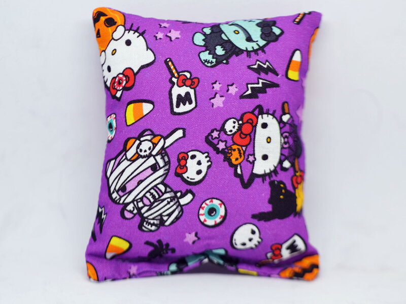 Halloweenska limitka veľký relaxačný vankúšik s kocúrnikom Strašidelná Hello Kitty, Pufka Halloweenska limitka veľký relaxačný vankúšik s kocúrnikom Strašidelná Hello Kitty, Pufka